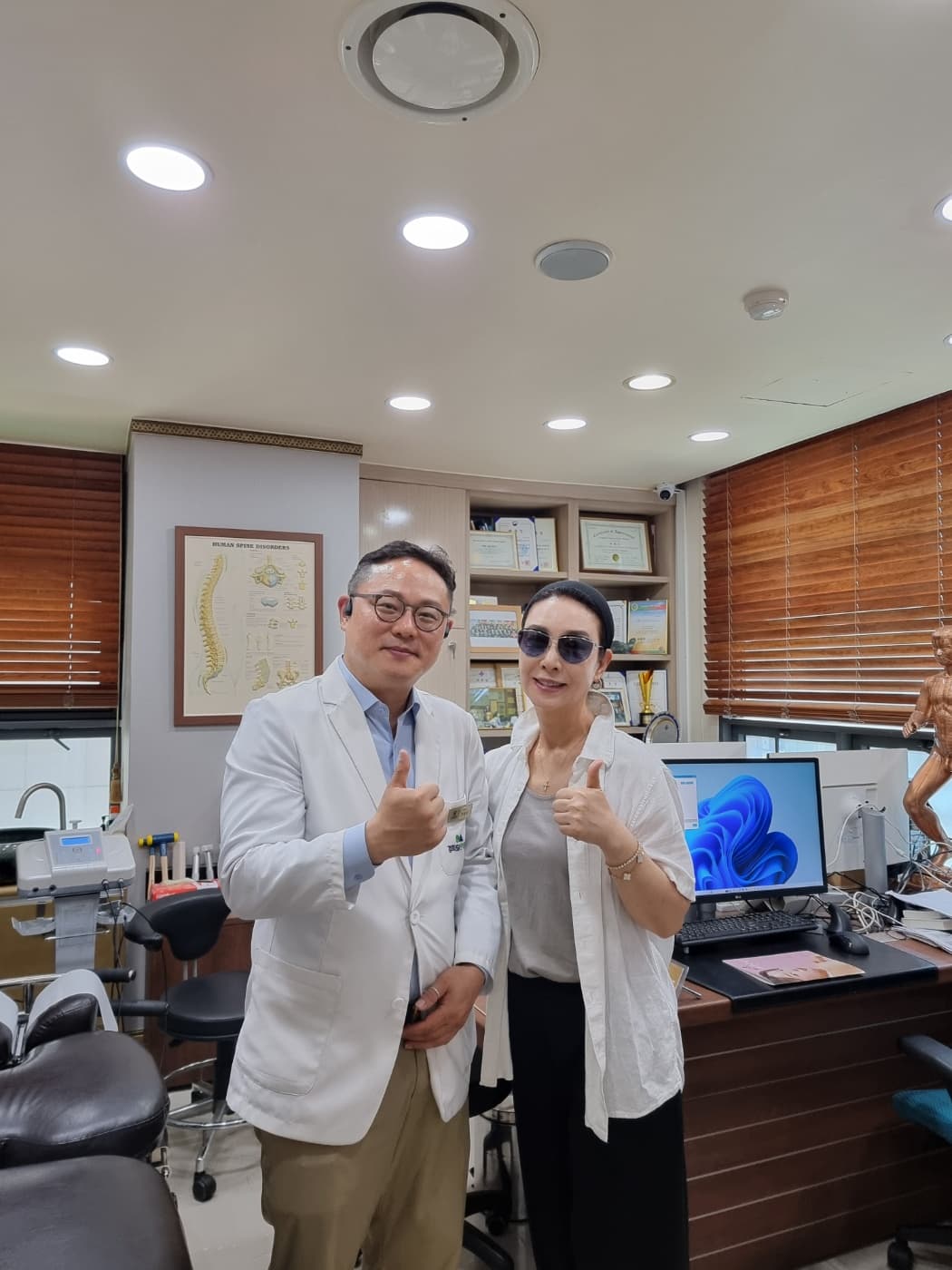 경희SI한의원 진료실에서 배우 김보연 님과 박성운 대표원장